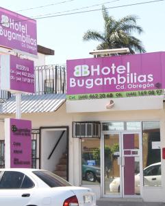 un coche blanco estacionado frente a un edificio en Hotel Bugambilias, en Ciudad Obregón