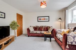 a living room with a couch and a tv at Modern 2 Bedroom Apartment in popular Jericho !!! in Oxford