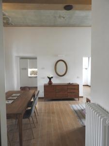 Posezení v ubytování Villa Maghetti - modernized flat in historic palazzo in the center of Luino