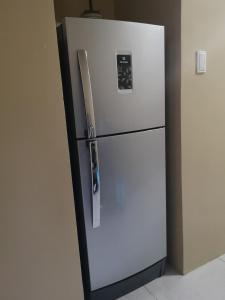 um frigorífico branco numa cozinha com a porta aberta em Pico de Loro Staycation (3 beds- 6 pax) em Nasugbu