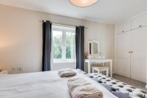 a bedroom with a large white bed with a window at Modern 2 Bedroom Apartment in popular Jericho !!! in Oxford
