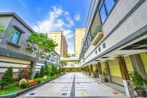 une rue vide dans une ville avec de grands bâtiments dans l'établissement Purple Garden Motel, à Kaohsiung