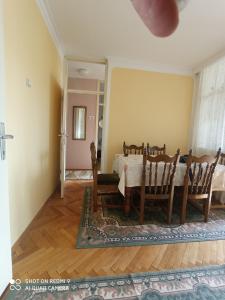 - une salle à manger avec une table et des chaises dans l'établissement Vukadinović, à Podgorica