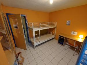 Cette chambre dispose de lits superposés. dans l'établissement PrivateRoomsAE, à Essen