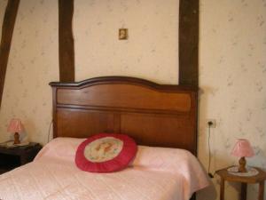 a bed with a red plate on top of it at Maison Authentique en Berry avec Jeux, Jardin, à 30 min du Zoo de Beauval - FR-1-591-119 in Gehée