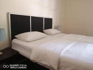 En eller flere senge i et værelse på Rosebank Hostel
