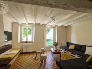ein Wohnzimmer mit einem Sofa und einem Tisch in der Unterkunft Gîte Montchal, 7 pièces, 14 personnes - FR-1-496-147 in Montchal