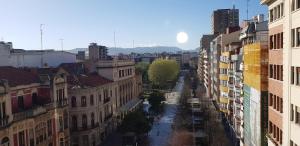 - une vue sur une rue de la ville avec des bâtiments dans l'établissement El Mirador de Begona, à Gijón
