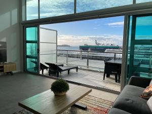 Posezení v ubytování All New Penthouse on Princes Wharf! The Soul of Auckland! Free Parking!
