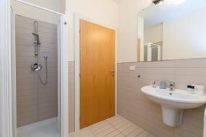 Ένα μπάνιο στο Torbole Relax, Pool & Balcony Apartment +33 φωτογραφίες