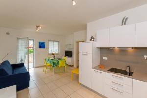 Η κουζίνα ή μικρή κουζίνα στο Torbole Relax, Pool & Balcony Apartment