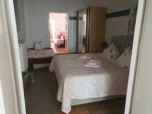 ein Schlafzimmer mit einem Bett und eine Frau in einem Stuhl in der Unterkunft Große Ferienwohnung 85qm in Havelberg