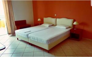 A bed or beds in a room at Miloni Studios