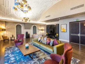 ein Wohnzimmer mit einem Sofa, Stühlen und einem Tisch in der Unterkunft InterContinental Baku, an IHG Hotel in Baku