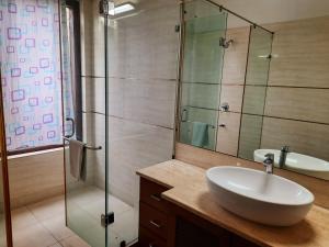 Koupelna v ubytování Manor Inn Suites Executive Suite + 26 fotografií
