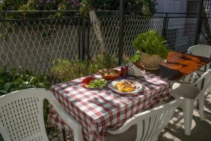 a picnic table with a plate of food on it at Rooms Molabeciri in Ulcinj