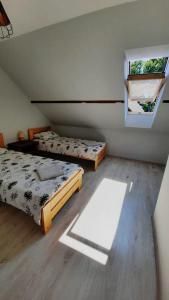 um quarto com 2 camas e uma janela em Vilnīši em Ulmale