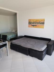 een slaapkamer met een groot bed in een kamer bij Tres Castelos Apartamento 1203 in Portimão