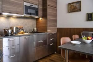 Kuchyňa alebo kuchynka v ubytovaní Spa Residence Carbona Hévíz - Relax, Sissi Apartmanok