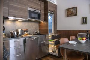 Kuchyňa alebo kuchynka v ubytovaní Spa Residence Carbona Hévíz - Relax, Sissi Apartmanok