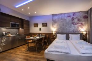 Kuchyňa alebo kuchynka v ubytovaní Spa Residence Carbona Hévíz - Relax, Sissi Apartmanok