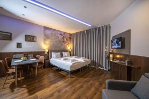 Posteľ alebo postele v izbe v ubytovaní Spa Residence Carbona Hévíz - Relax, Sissi Apartmanok