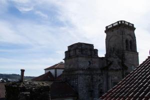 聖地亞哥－德孔波斯特拉的住宿－Hotel Alda San Bieito，屋顶上一座有塔的老建筑