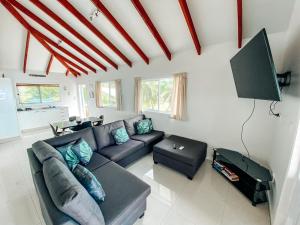 Ruang duduk di Ocean Breeze Villa