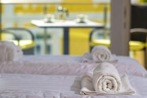 Posteľ alebo postele v izbe v ubytovaní Spa Residence Carbona Hévíz - Relax, Sissi Apartmanok