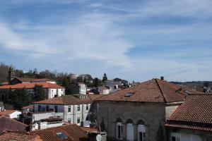 vistas a una ciudad con edificios y tejados en Hotel Alda San Bieito en Santiago de Compostela