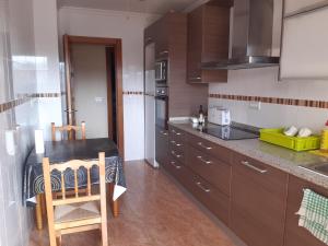 cocina con mesa y encimera en Apartamento moderno con balcón y aparcamiento en Almería - Alborania, en Almería