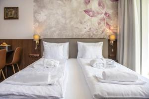 Posteľ alebo postele v izbe v ubytovaní Spa Residence Carbona Hévíz - Relax, Sissi Apartmanok
