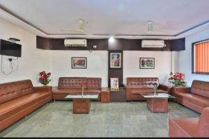 Area lobi atau resepsionis di Hotel Anand Inn