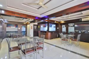 Hotel Anand Inn tesisinde bir restoran veya yemek mekanı
