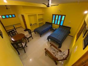 Гостиная зона в Sharad Baug homestay