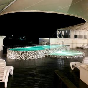 una piscina en la parte superior de un edificio por la noche en Pine Forest Jeongseon Alpine Resort en Jeongseon