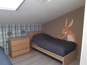 1 dormitorio con 1 cama con un conejo pintado en él en Hoevetoerisme Op 't Zand, en Neerpelt