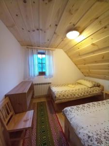 Posteľ alebo postele v izbe v ubytovaní Chata pod lesom