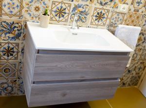 lavabo blanco en el baño con azulejos en Anima Sicula, en Agrigento 15 fotos más