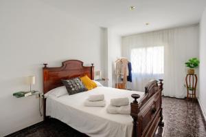 - une chambre avec un grand lit et 2 oreillers dans l'établissement Céntrico apartamento cerca de playa y tren a Barcelona para 6 pax, à Premiá de Mar