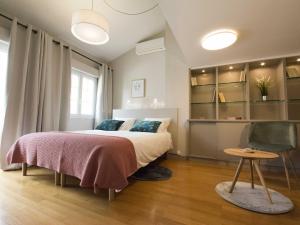 een slaapkamer met een bed en een tafel en planken bij La Chartreuse - Bordeaux in Bordeaux