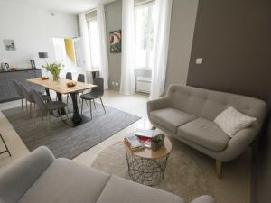 - un salon avec un canapé et une table dans l'établissement La Chartreuse - Bordeaux, à Bordeaux