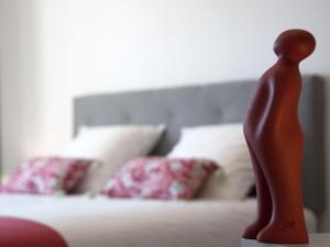 figurka osoby stojącej przed łóżkiem w obiekcie La Chartreuse - Bordeaux w mieście Bordeaux