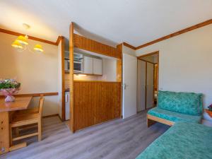 a room with a bed and a table and a chair at Vacancéole - Les Hauts de la Drayre in Vaujany