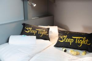 Pokój z 2 łóżkami z poduszkami w obiekcie Wrexham Central Stay - Apartment Six w mieście Wrexham