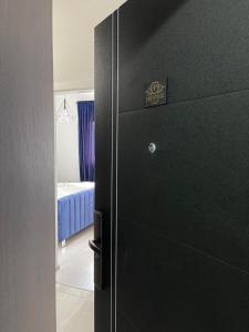 - un réfrigérateur noir dans une chambre dans l'établissement Prestige Apartment Teslic, à Teslić