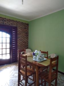 a dining room with a wooden table and chairs at Zago Apartamento Temporada Vista Mar in Aquiraz