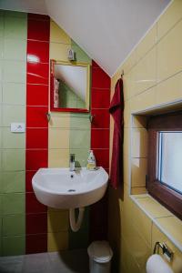 een badkamer met een wastafel en een spiegel bij Luna in Blidinje
