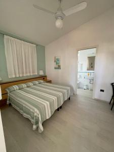 Una cama o camas en una habitación de Villaggio Internazionale Punta del Diamante