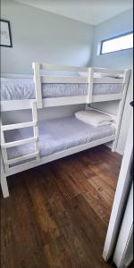 Katil dua tingkat atau katil-katil dua tingkat dalam bilik di Casetta del Fuoco - Eco Container Cottage